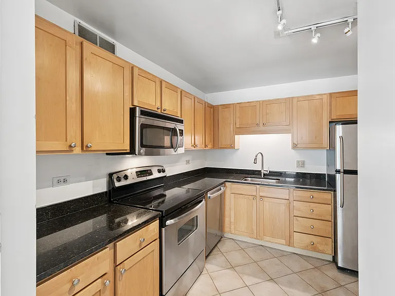 211 E Ohio St #1918 — Photo 4
