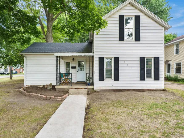 124 N Line St, Chesaning, MI 48616