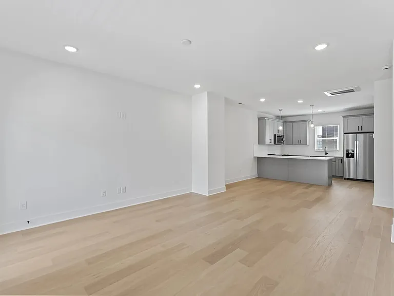 608 Markham St — Photo 4