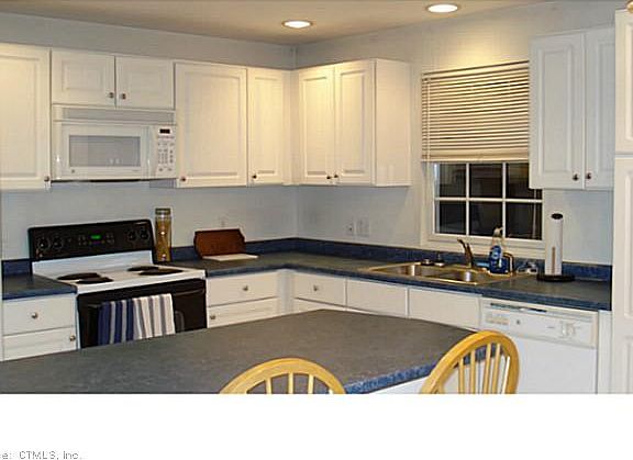 4th image of 5 Parkwoods Dr
