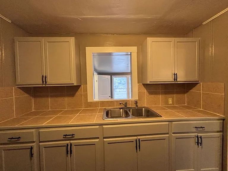 3906 S Barrow Dr — Photo 7