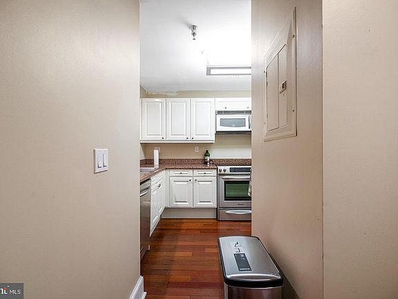 5th image of 1500 Chestnut St APT 13E