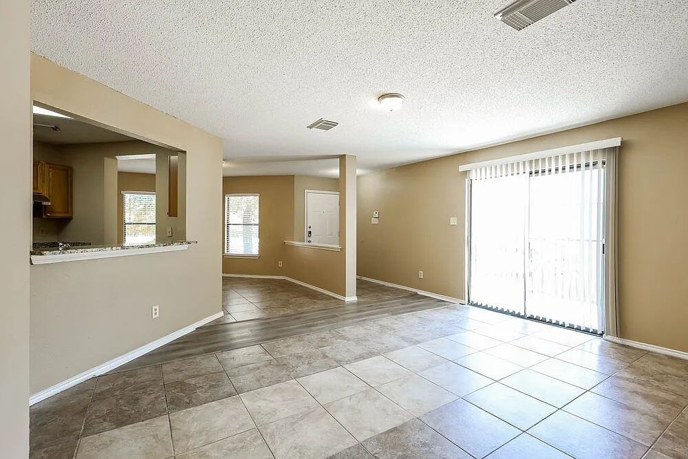 3 bed, 2.0 bath, 1273 sqft, $1,580 — Photo 3