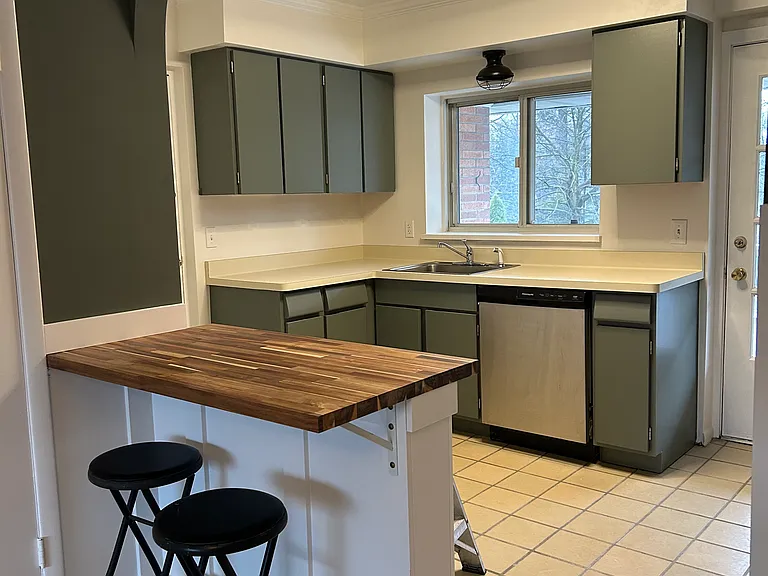 2415 Six East Ave #6 — Photo 1