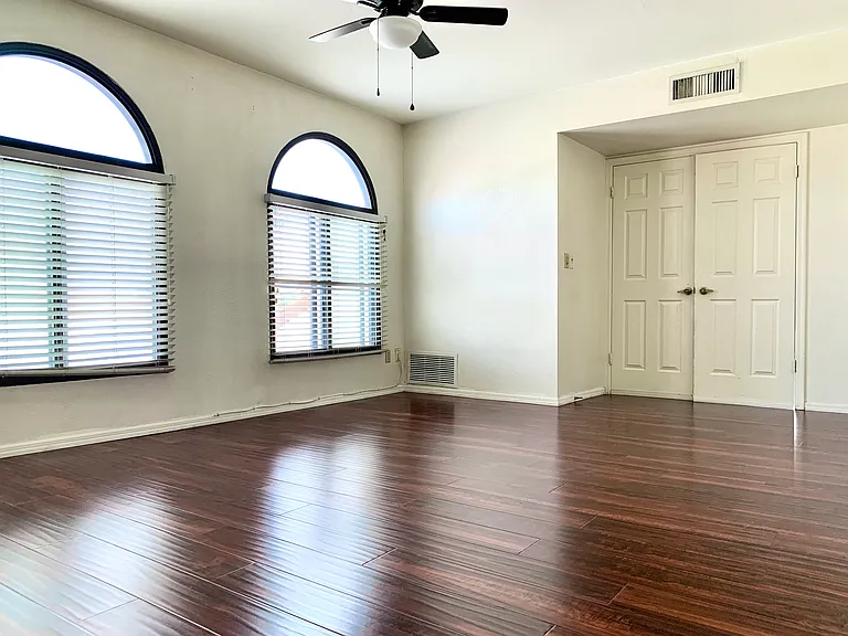 426 E Susan Ln — Photo 19