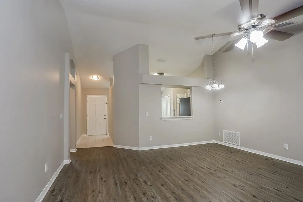 4 bed, 2.0 bath, 1459 sqft, $3,770 — Photo 3