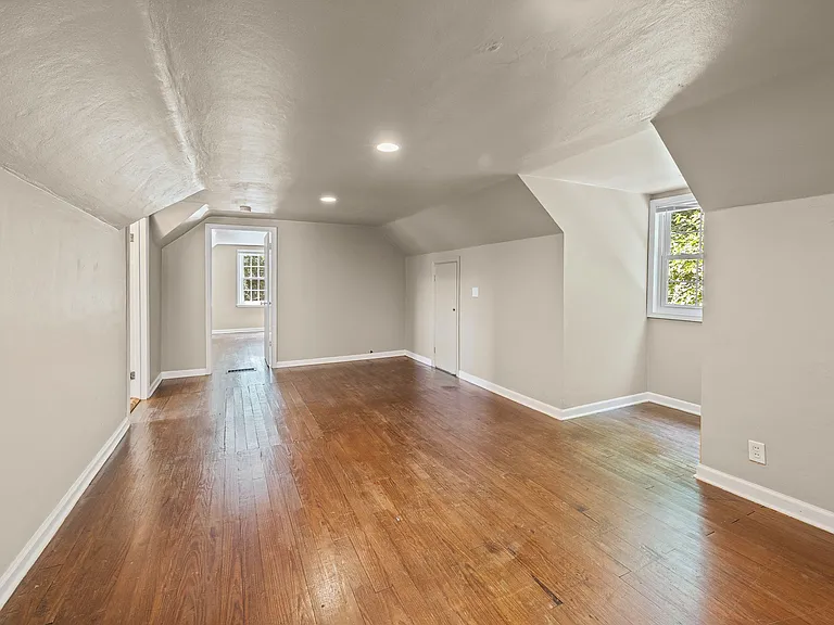 2260 N River Rd — Photo 22