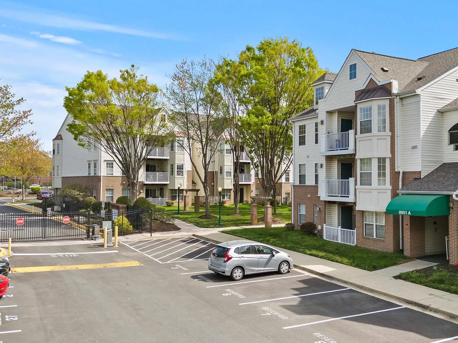 2 bed, 2.0 bath, 2400 sqft, $2,300 — Photo 3