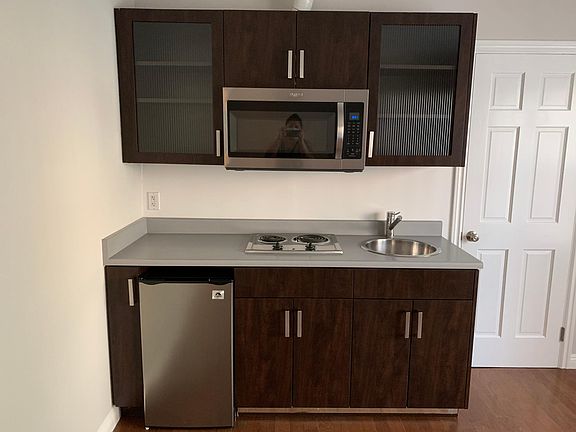 3rd image of 1015 N Doheny Dr APT 8