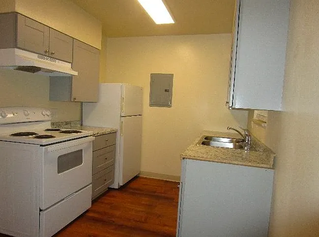 165 Laurel St — Photo 2
