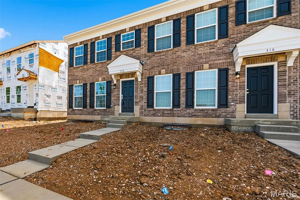 3 bed, 2.5 bath, 1421 sqft, $2,200 — Photo 3
