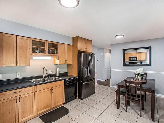 4th image of 9608 Foster St