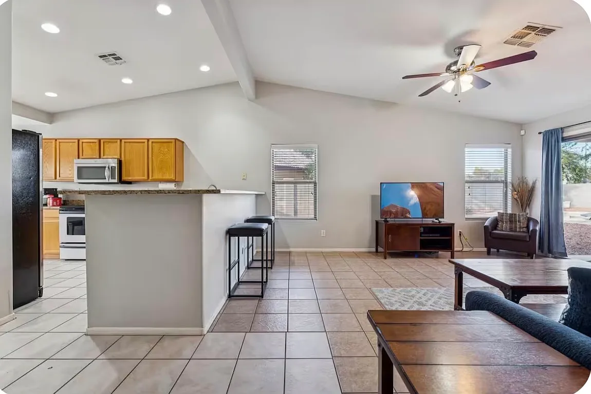 3 bed, 1925 sqft, $2,695 — Photo 2