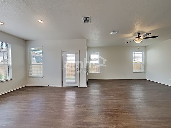 4th image of 2742 Meadowood Hts