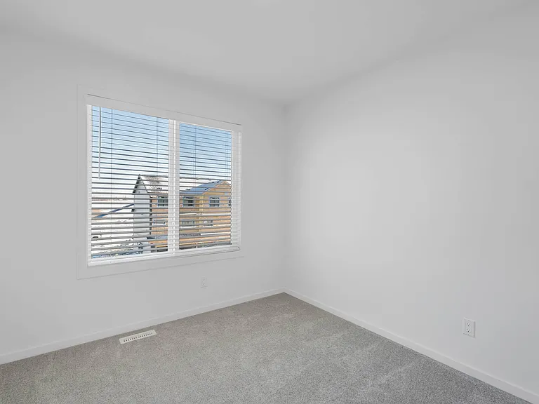 5243 21a Ave SW — Photo 31