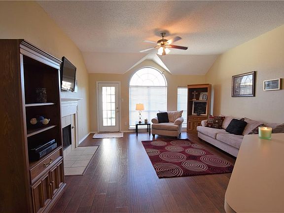 5th image of 2206 Woodglen Dr