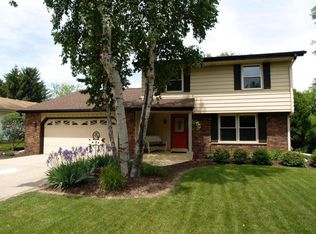 261 Meadowside Ct, Pewaukee, WI 53072