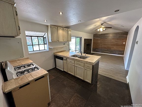 5th image of 303 NORTHTRAIL DR