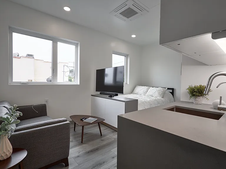 2929 S La Brea Ave — Photo 8
