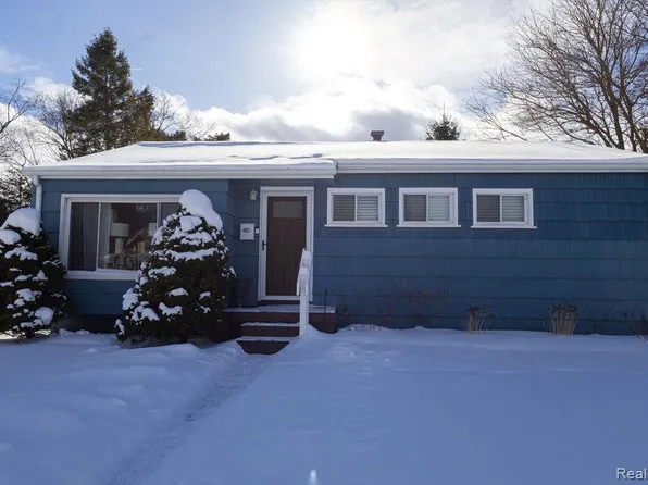 823 Southwood Dr, Fenton, MI 48430