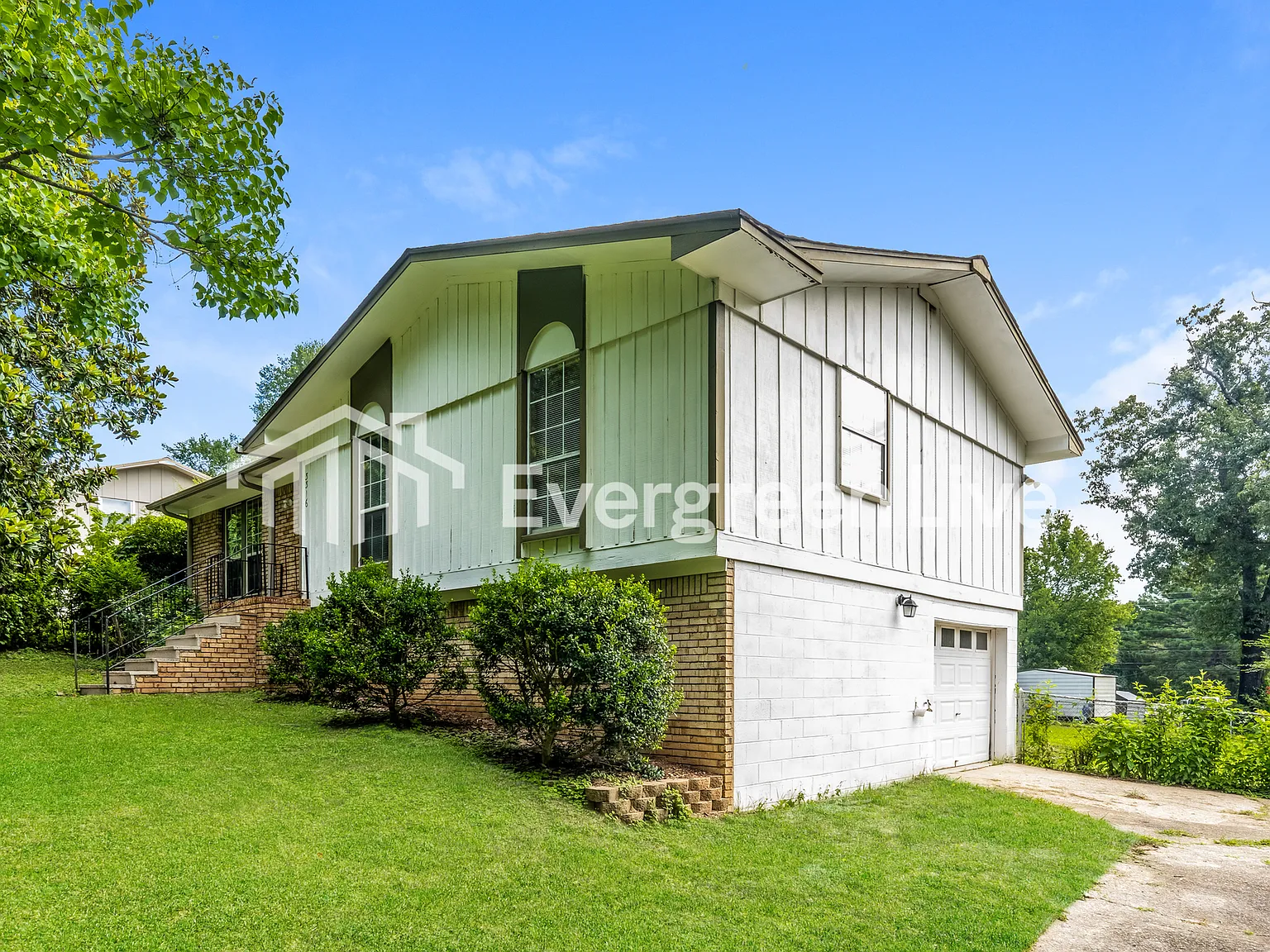 3 bed, 2.0 bath, 1645 sqft, $1,345 — Photo 2