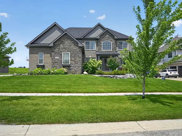 386 Overlook Dr, Oxford, MI 48371