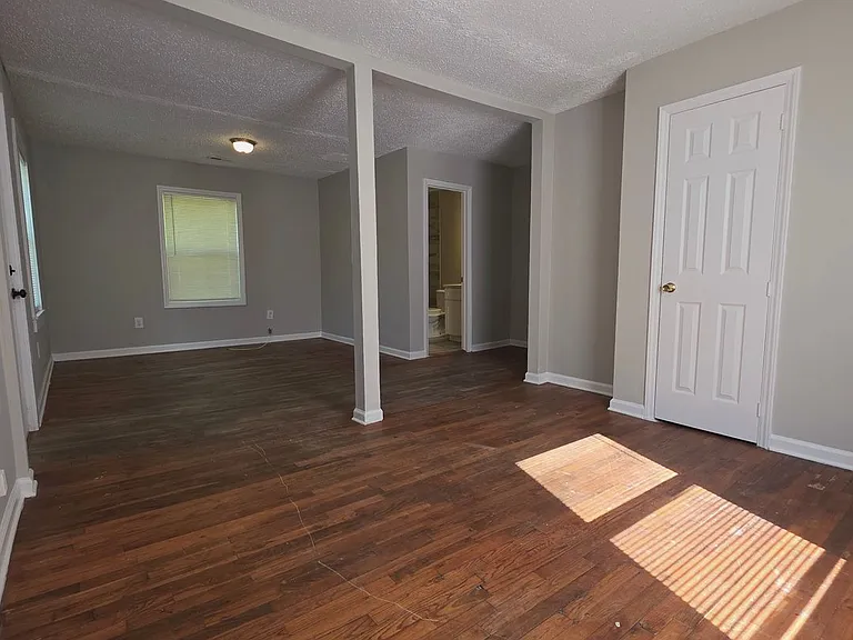 924 Holland Ave — Photo 3