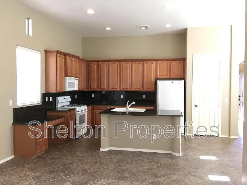 3 bed, 2.0 bath, 1760 sqft, $2,595 — Photo 2