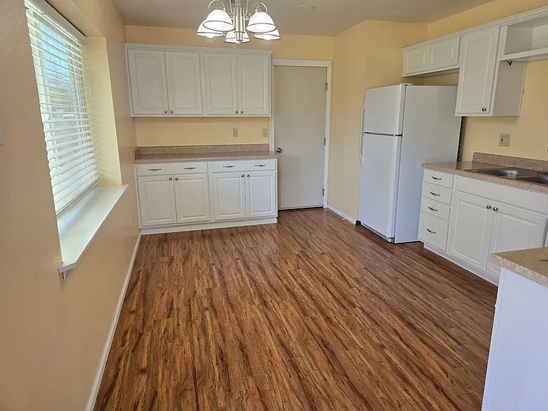 2368 Redwood Ave — Photo 11