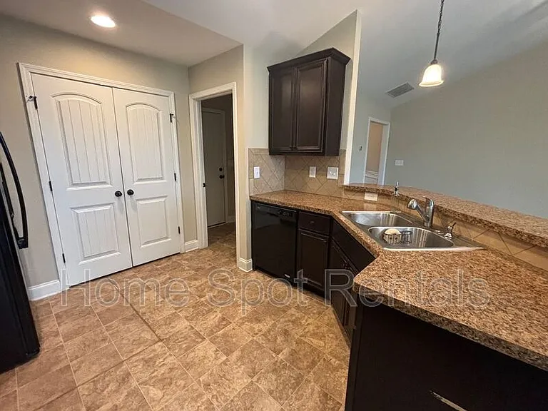 4811 Lost Creek Dr — Photo 22