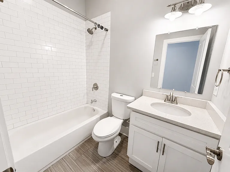 1044 W 18th St #3R — Photo 7