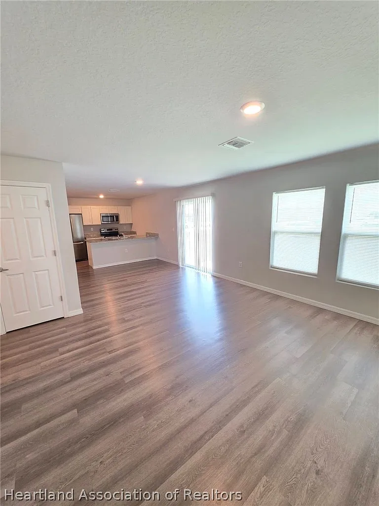 5 bed, 3.0 bath, 1906 sqft, $2,400 — Photo 3