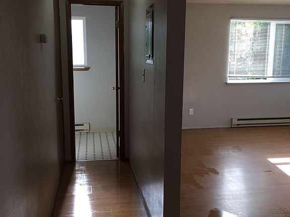 3rd image of 1602 B St SE APT 1