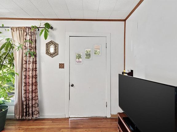 3rd image of 818 College St