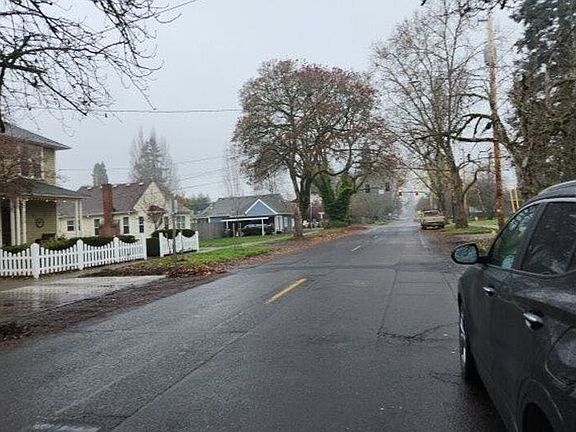 5th image of 143 SE 6th Ave