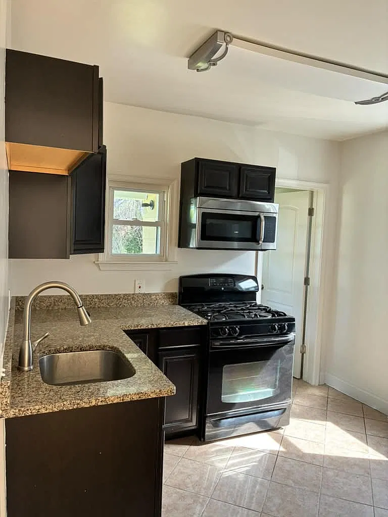 3 bed, 1.5 bath, 1509 sqft, $2,250 — Photo 3
