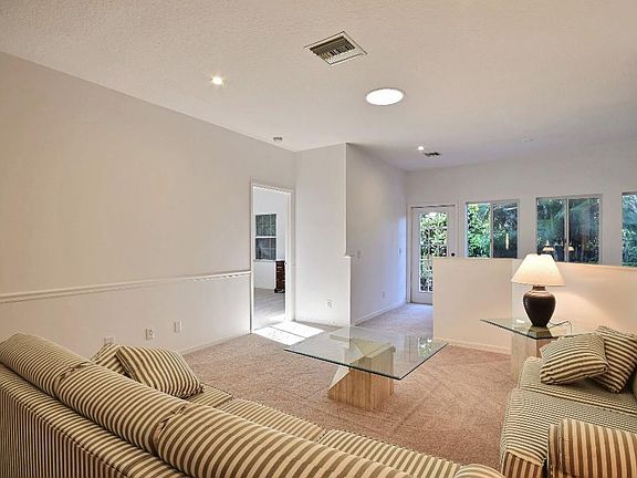 4th image of 321 Hawthorne Ln
