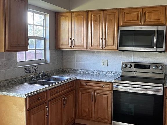 4th image of 307 SE Pine Ave