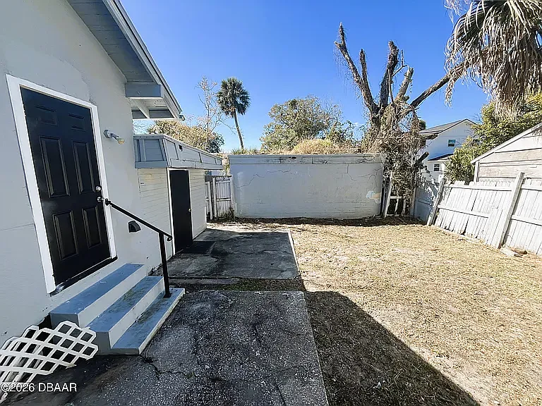 318 Hobart Ave — Photo 12