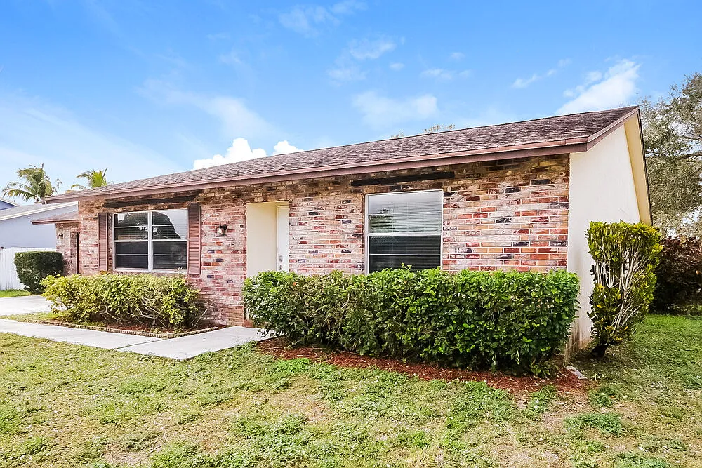 3 bed, 2.0 bath, 1795 sqft, $4,720 — Photo 3