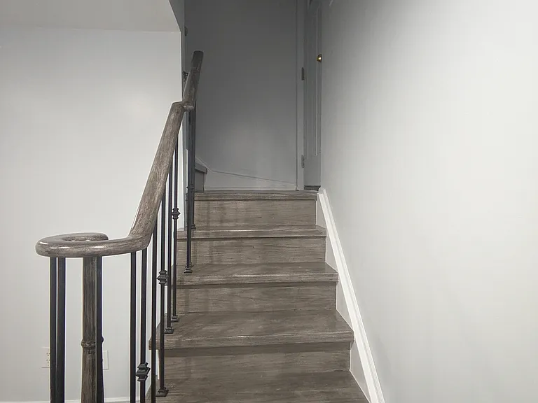 51 Britannia Ave E — Photo 2