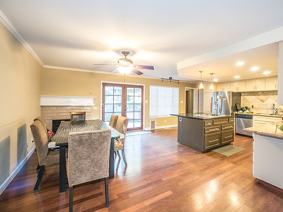 3rd image of 3037 Latham Lane