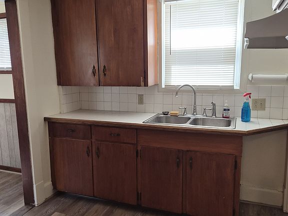 5th image of 806 Columbus Ave NW