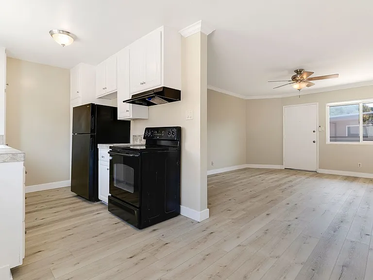 1690 E Hillcrest Dr — Photo 41