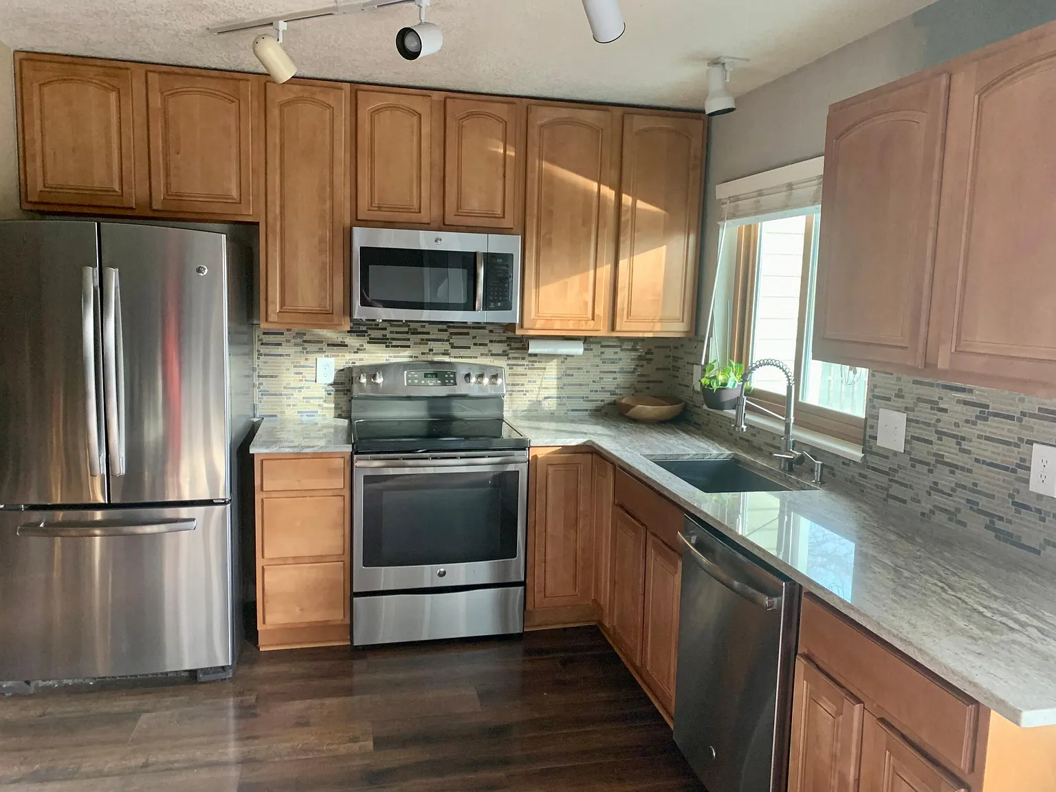 913 Harrison Dr — Photo 4