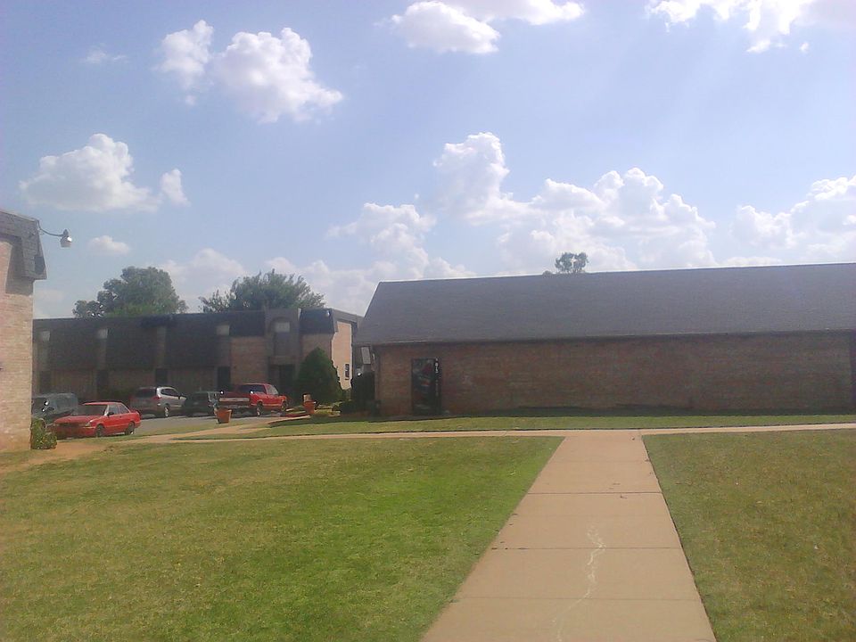 2nd image of 3260 SE 44th St