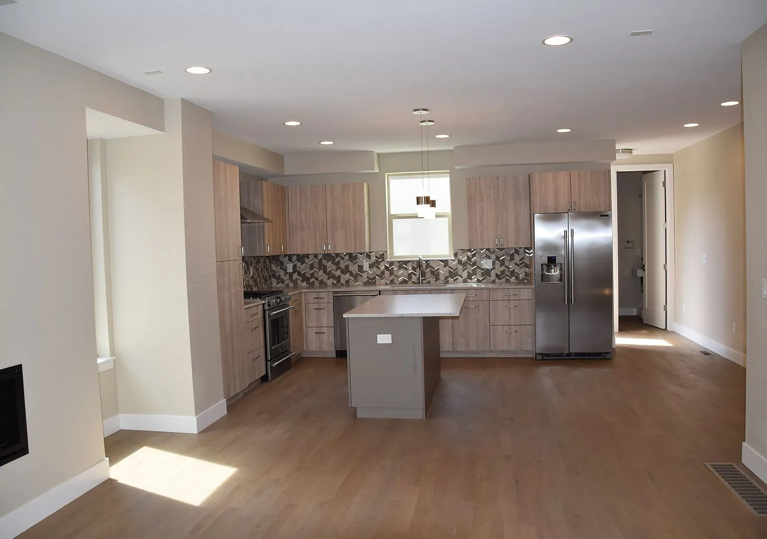 ** Incentives** 3 bedroom / 3.5 bath Townhome + 2 Large Flex Spaces & Spacious Roof Top Deck! — Photo 4