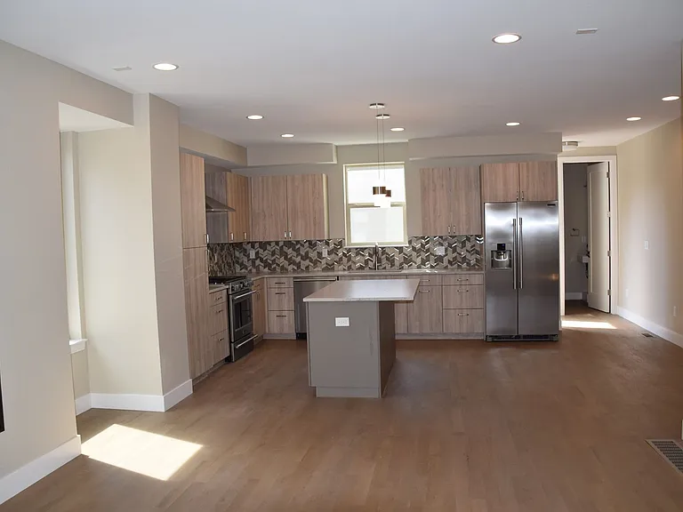 712 W 1st Ave — Photo 2