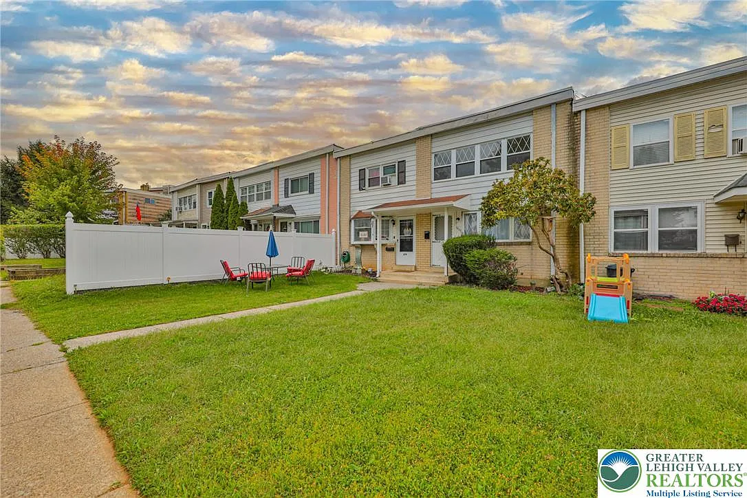 3 bed, 1.5 bath, 1402 sqft, $2,100 — Photo 3