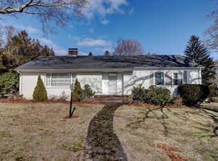 2 Edgewood Dr, Barrington, RI 02806